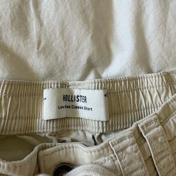 Hollister Women's Beige Cargo Shorts low rise - Picture 3 of 5